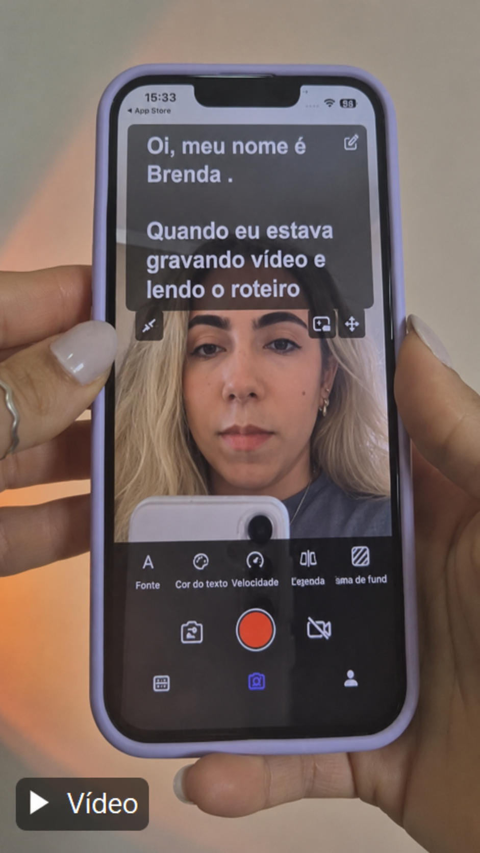 Celular gravando com o roteiro passando na tela